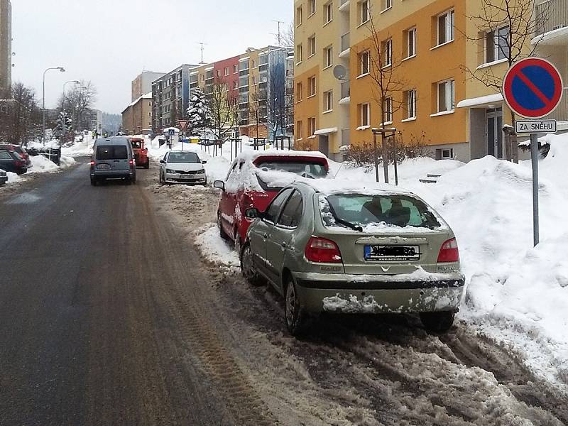 Značka neznačka, auta stojící v ulici Vysoká v Jablonci