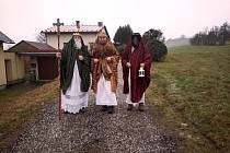Tři králové procházeli vesničku Bzí na Železnobrodsku dům od domu.