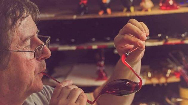 Karel Sobotka vyrábí skleněné foukané figurky. Vánoční trhy jsou pro něj důležitým obdobím. Letos se jich zcela jistě nezúčastní.