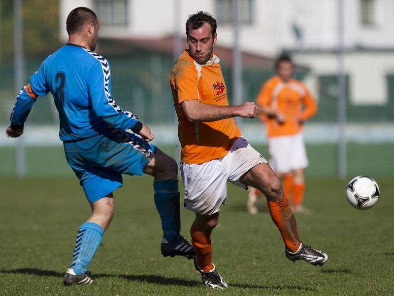 Fotbalisté Hodkovic (v modrém) doma nestačili na Kokonín, který zaslouženě vyhrál 4:1.