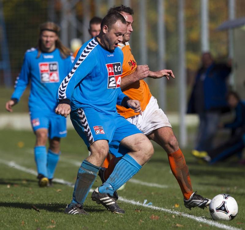 Fotbalisté Hodkovic (v modrém) doma nestačili na Kokonín, který zaslouženě vyhrál 4:1.