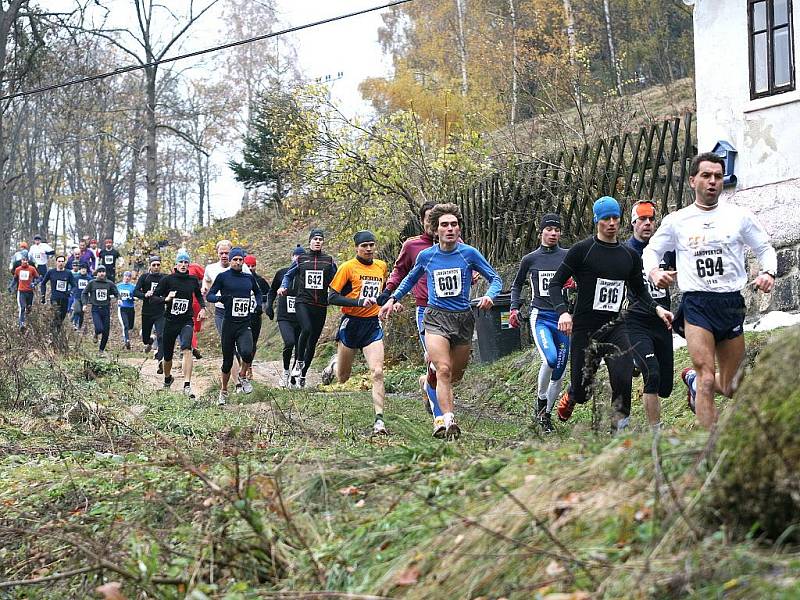 TÉMĚŘ TŘI STOVKY  ZÁVODNÍKŮ A ZÁVODNIC se vydaly za mrazivého počasí na dvě náročné trati. Janovský 11 a 19.