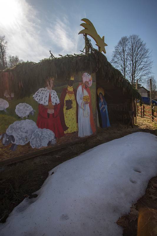 Netradiční křížová cesta Petra Urbana ve Smržovce.