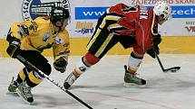 Jablonečtí hokejisté porazili na domácím ledě Sokolov (ve žlutém) 3:2 po prodloužení.