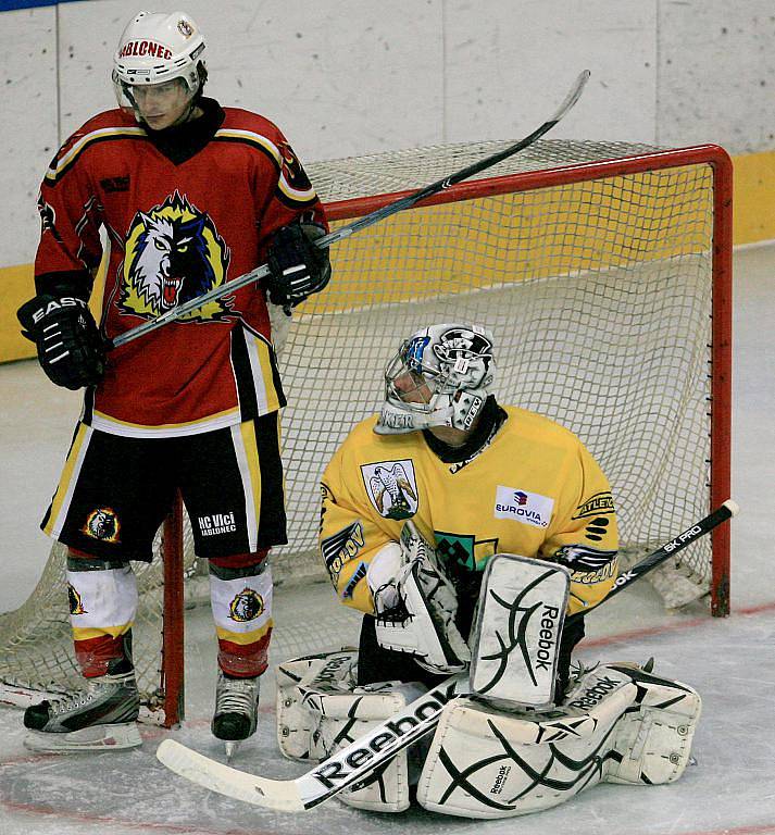 Jablonečtí hokejisté porazili na domácím ledě Sokolov (ve žlutém) 3:2 po prodloužení.