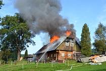 Sedm jednotek hasičů ve čtvrtek zasahovalo u požáru rekonstruované chalupy v obci Svojek na Semilsku.