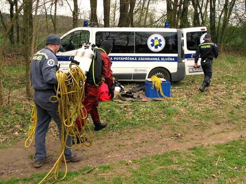 Hasiči tahali na břeh potopené auto v Jizeře u obce Přepeře nedaleko Turnova.