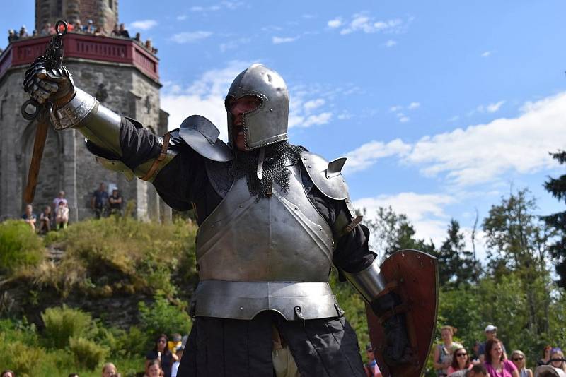 Skupina historického šermu Artuš Bohemia na tento víkend připravila již tradiční Historický víkend na rozhledně Štěpánka.