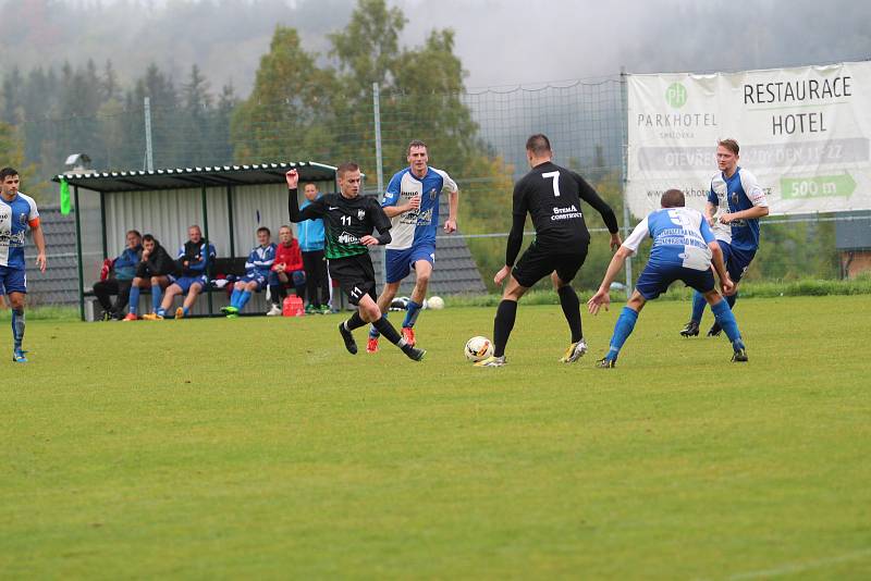 I. B třída. Východsousedské derby Smržovka - Lučany 2:2. Smržovka bílomodré dresy.