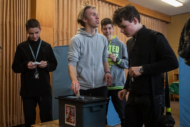 Studentské prezidentské volby začaly 16. ledna na Gymnáziu Dr. Antona Randy v Jablonci nad Nisou. Pokračovat budou i následující den, kdy budou ve večerních hodinách zveřejněny výsledky hlasování.