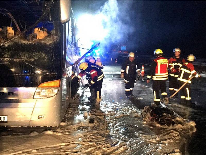 Na bavorské dálnici shořel v neděli večer český autobus jabloneckého dopravce. Žádnému z 24 turistů vracejících se lyžování v Alpách se nic nestalo. 