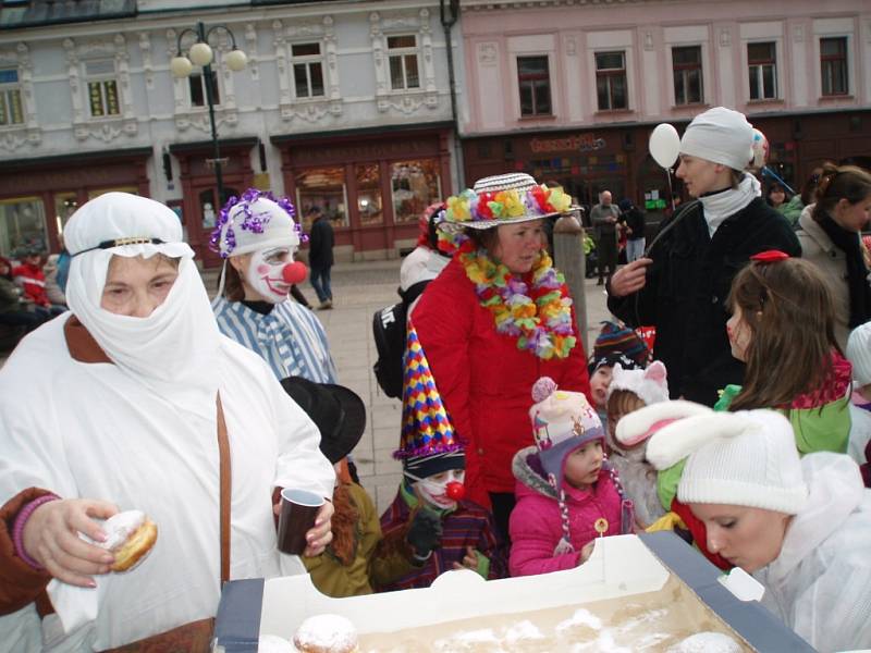 Masopustní průvod od Spolkového domu na náměstí před radnicí v úterý 4. března 2014. To byly pěkné maškary a maškarády... 