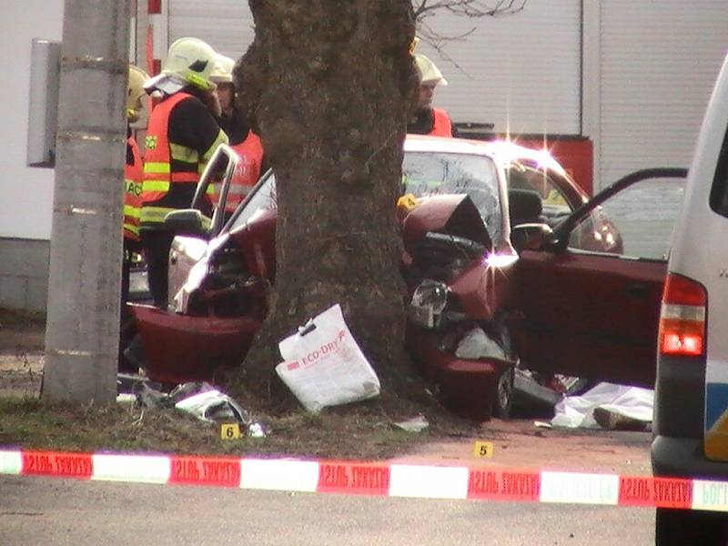 Smržovka v pátek odpoledne. Přes veškeré úsilí záchranářů lékař konstatoval smrt řidiče. Narazil do stromu. 