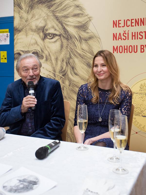 Naposledy navštívil Karel Gott Jablonec v prosinci 2018. Tehdy se uskutečnila slavnostní ražba první ze série tří pamětních medailí s tváří Karla Gotta.