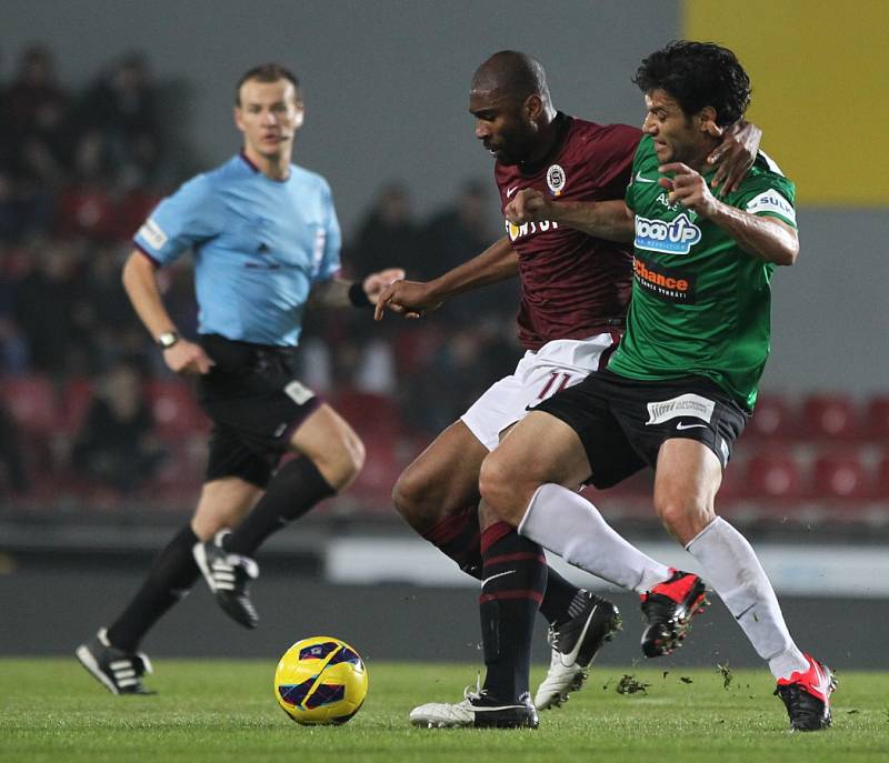 Jablonec hrál na Spartě 2:2. Na snímku Leonard Kweuke ze Sparty a Daniel Rossi z Jablonce.