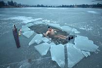 Petr Vobořil se každé ráno chodí koupat do jablonecké přehrady. V mrazu si proseká v ledu díru.