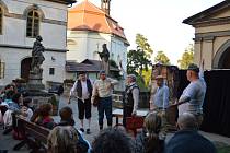 Sobotní podvečer 12. srpna patřilo první nádvoří hradu Valdštejn divadlu, neboť se tu konalo představení uskutečňované v rámci projektu „Divadelní podvečery na Valdštejně“.