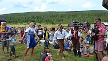 Na Anenské pouti v osadě Jizerka zahrál folklorní soubor Šafrán a děti si zatančily.