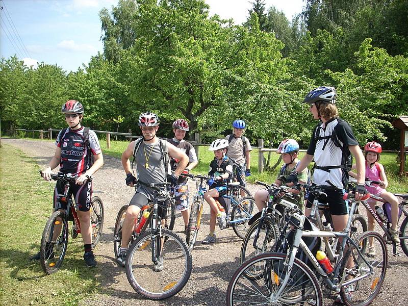 Ze základního tábora na Pecce u Nové Paky jezdily děti s Cyklotáborem Vikýř na hvězdicové výlety. Celkem najely 430 kilometrů.