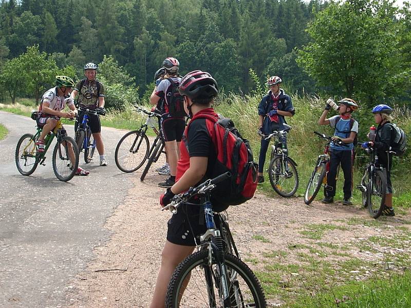 Ze základního tábora na Pecce u Nové Paky jezdily děti s Cyklotáborem Vikýř na hvězdicové výlety. Celkem najely 430 kilometrů.