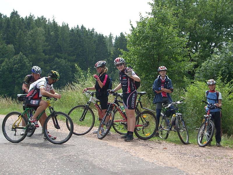 Ze základního tábora na Pecce u Nové Paky jezdily děti s Cyklotáborem Vikýř na hvězdicové výlety. Celkem najely 430 kilometrů.