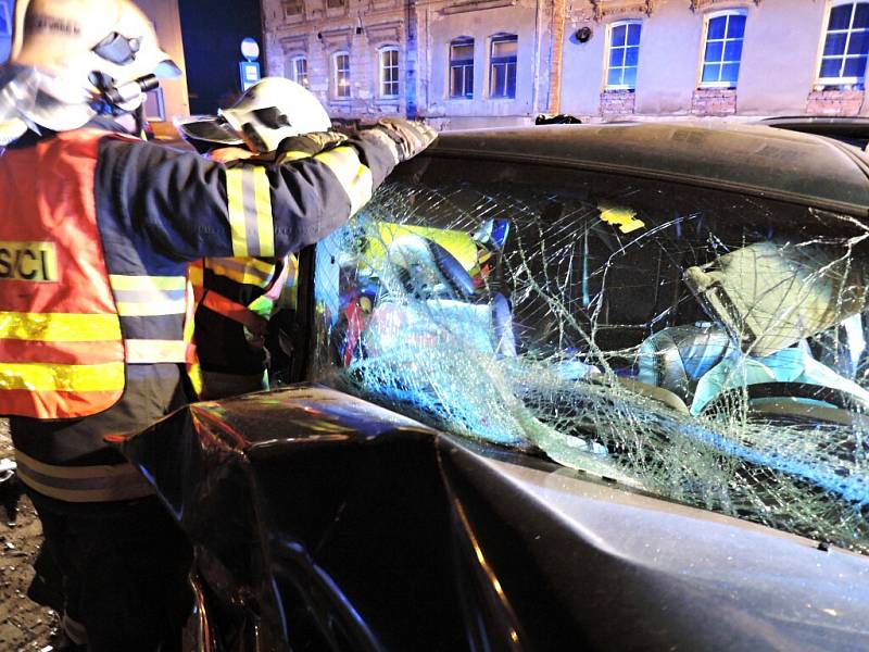 Vážná nehoda dvou osobních automobilů zastavila provoz na více jak tři hodiny na komunikaci I/14 v Lučanech nad Nisou.