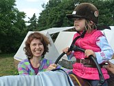 Pětiletá Anežka trpí Downovým syndromem. Na koni se vozí pravidelně a hiporehabilitace jí svědčí. 
