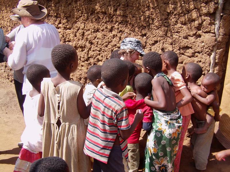 Státní škola v africké vesnici. Lenka Vrátná se rozhodla pomoci sbírkou školních pomůcek.