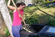 Veronika Zatřepálková Kaššovicová promíchává obsah kompostérů.