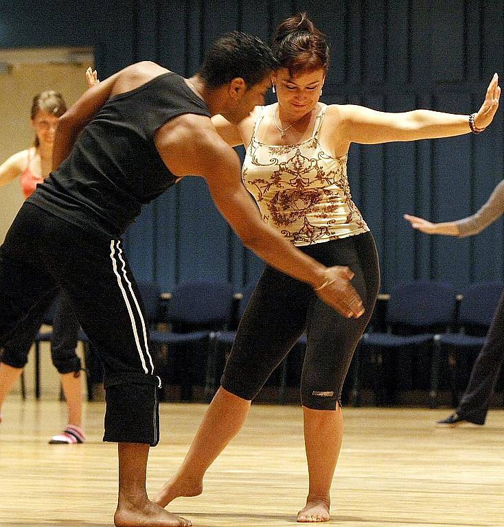 Zkušený kubánský tanečník, lektor a choreograf Raúl Missael Ramos Keeling ve svých lekcích osobitým stylem spojuje tradiční a folklorní tanec se současnými a moderními prvky i s prvky baletu.