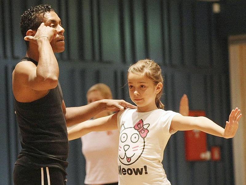 Zkušený kubánský tanečník, lektor a choreograf Raúl Missael Ramos Keeling ve svých lekcích osobitým stylem spojuje tradiční a folklorní tanec se současnými a moderními prvky i s prvky baletu.