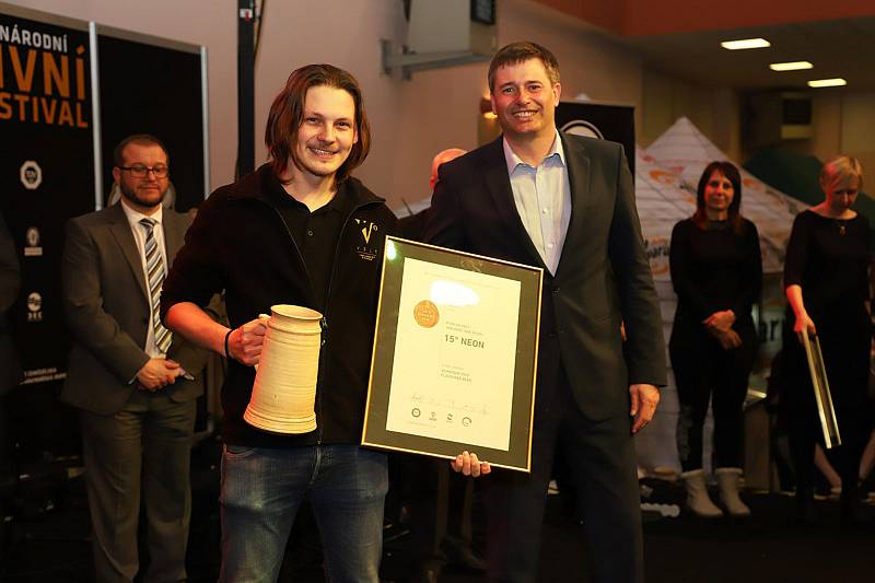 Ocenění Mezinárodního pivního festivalu 2018 putovalo i do Jablonce, konkrétně do Minipivovaru Volt. Přebíral sládek Voltu Martin Palouš.