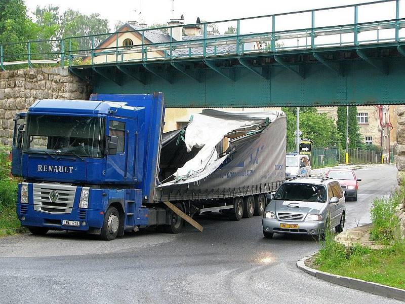 Ke kuriózní dopravní nehodě došlo v pátek ráno v jablonecké ulici Slovenského národního povstání.