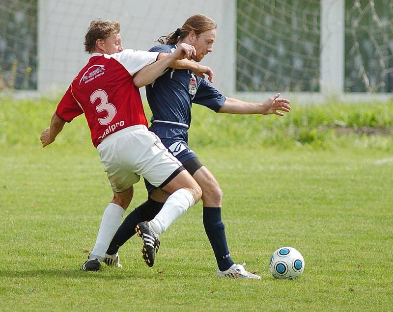 Béčko Pěnčína doma remizovalo s áčkem Hodkovic (v modrém) vysoko 4:4.