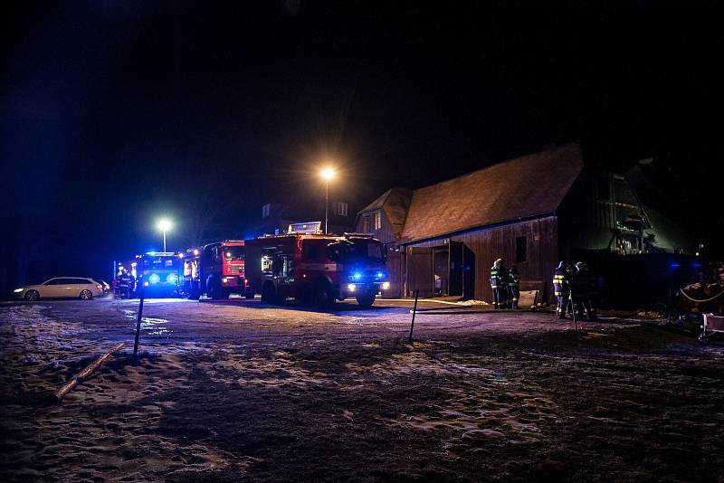 Hasiči zasahovali 17. listopadu u požáru Šámalovy chaty v Bedřichově na Jablonecku.