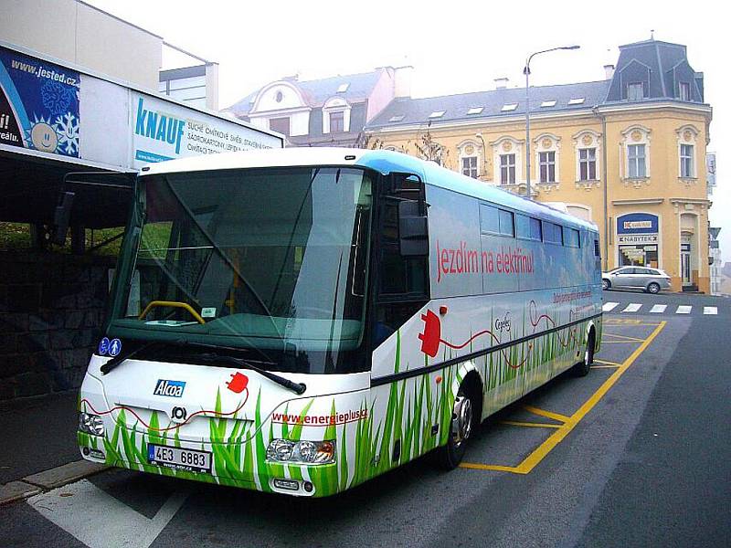 ZATÍM TU JE JEN NA ZKOUŠKU. Městský nízkopodlažní elektrobus SOR EBN 10,5 je určen na kratší vzdálenosti. S jabloneckým terénem má ale někdy starosti. 