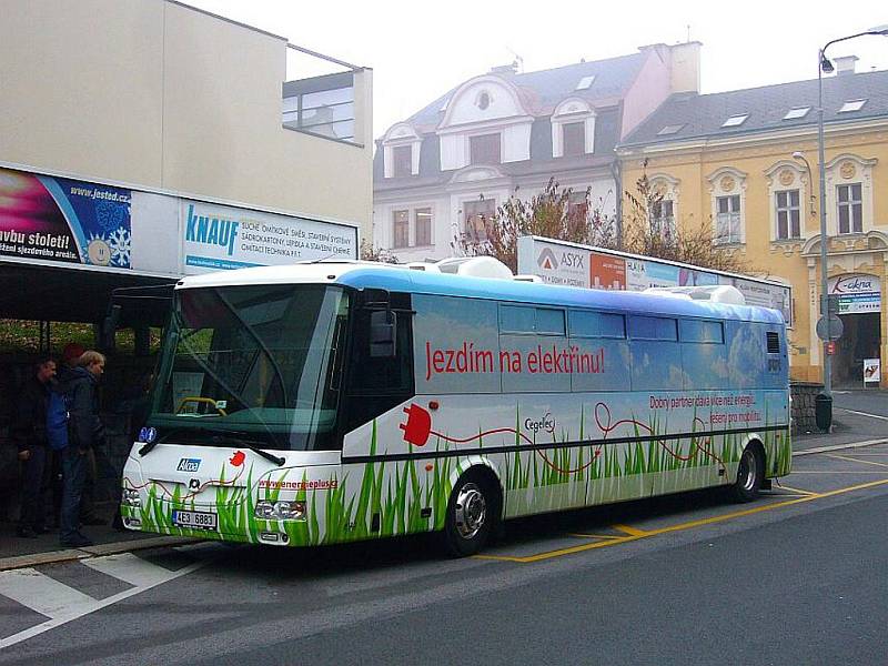 ZATÍM TU JE JEN NA ZKOUŠKU. Městský nízkopodlažní elektrobus SOR EBN 10,5 je určen na kratší vzdálenosti. S jabloneckým terénem má ale někdy starosti. 