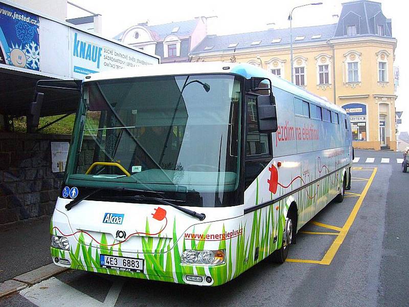 ZATÍM TU JE JEN NA ZKOUŠKU. Městský nízkopodlažní elektrobus SOR EBN 10,5 je určen na kratší vzdálenosti. S jabloneckým terénem má ale někdy starosti. 