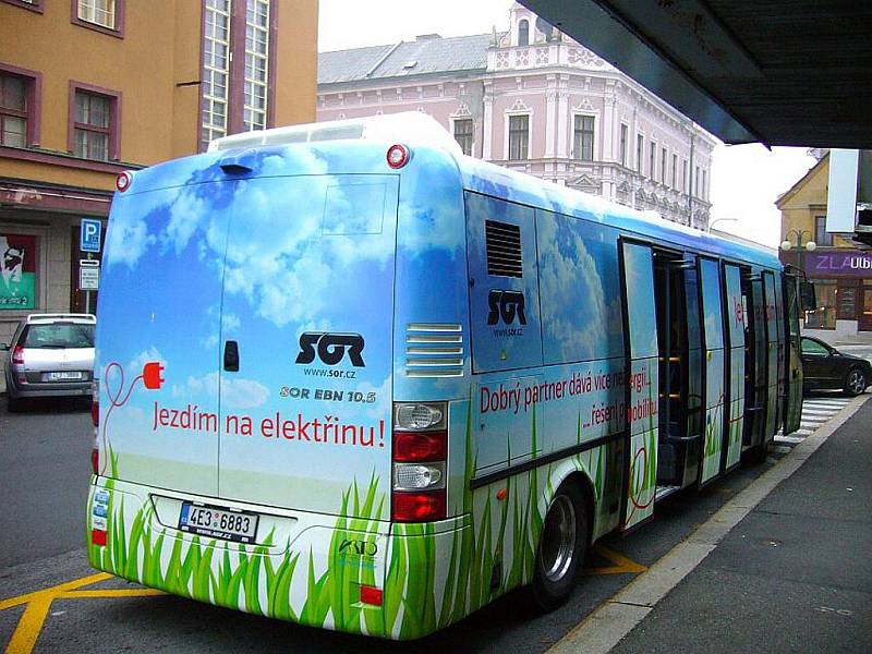 ZATÍM TU JE JEN NA ZKOUŠKU. Městský nízkopodlažní elektrobus SOR EBN 10,5 je určen na kratší vzdálenosti. S jabloneckým terénem má ale někdy starosti. 