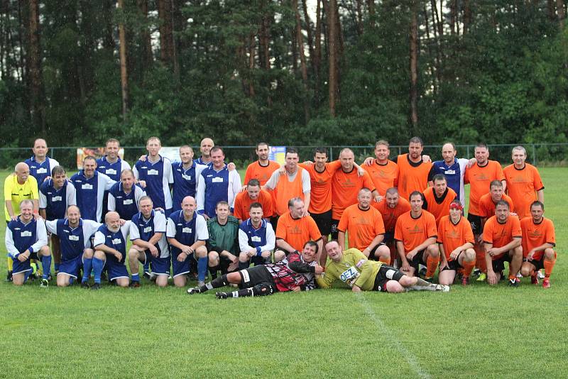 Stanislav Karela a Miroslav Bočok ukončili svoji brankářskou kariéru zápasem starých gard Rychnova a Jenišovic.