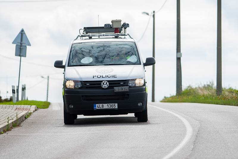 Policejní hlídka na snímku z 4. srpna v Maršovicích na Jablonecku.