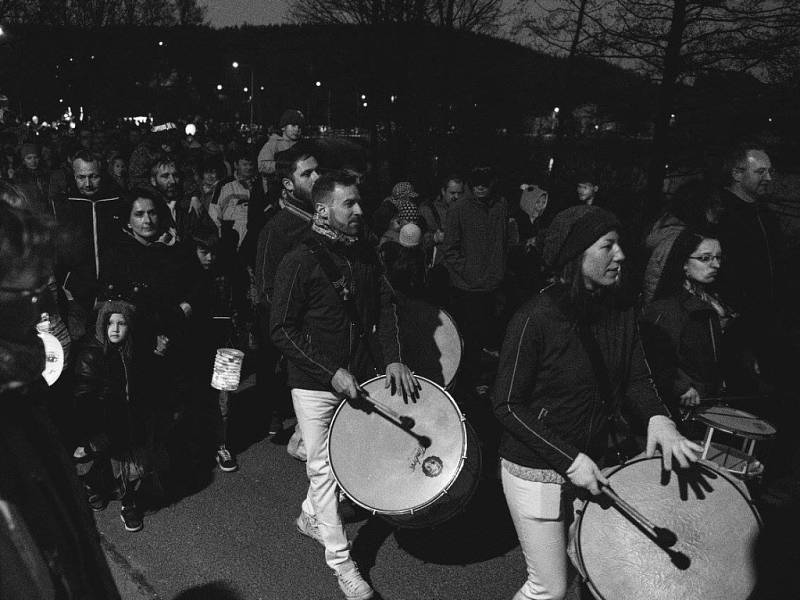 Jablonecký ohňostroj na přehradě a lampionový průvod pod vedením mažoretek Jablonecká jablíčka. 