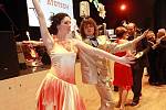 16. ples města Jablonce tradičně zahájil starosta nejen uvítáním přicházejících hostí s kolegy místostatosty ve foye, ale i prvním tancem. 