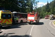 K vážné dopravní nehodě nákladního automobilu a autobusu došlo dnes krátce před půl druhou na silnici I/10 mezi Kořenovem a Tanvaldem.