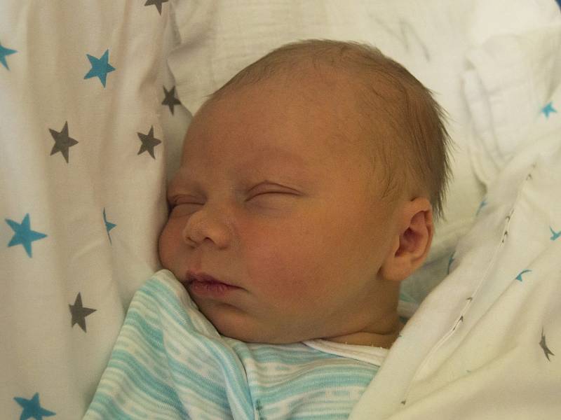 MIROSLAV JAKUBÍK se narodil v úterý 1. srpna mamince Jitce Škrancové z Jablonce nad Nisou. Měřil 50 cm a vážil 3,46 kg.