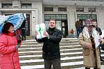 POVOLENÉ STUDENTSKÉ SETKÁNÍ proti plánovanému zrušení Gymnázia U Balvanu se konalo ve čtvrtek odpoledne před jabloneckou radnicí. Během akce převzal starosta Jablonce a současně krajský zastupitel Petr Beitl 592 archů s 11 472 podpisy pod peticí.