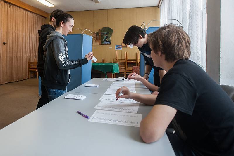 Studentské prezidentské volby začaly 16. ledna na Gymnáziu Dr. Antona Randy v Jablonci nad Nisou. Pokračovat budou i následující den, kdy budou ve večerních hodinách zveřejněny výsledky hlasování.