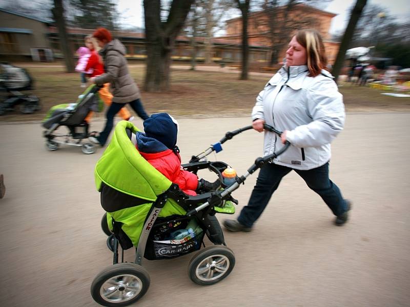 Aktivní maminky s kočárky.