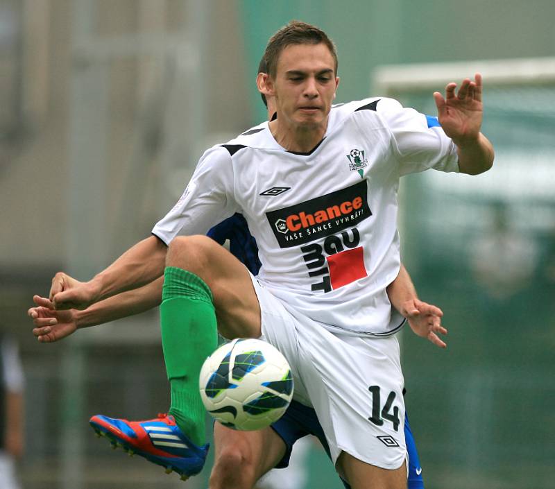 Derby juniorek vyhrál Jablonec (v bílém). Na snímku Václav Helm z Jablonce.