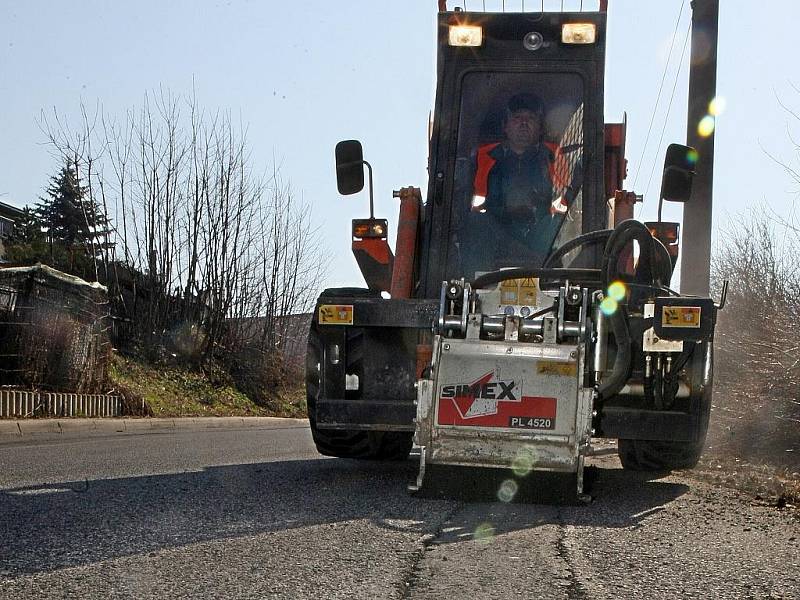 Pracovníci Technických služeb v Jablonci nad Nisou začali opravovat povrch vozovek zničený uplynulou zimou.